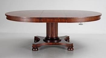 570. A Ralph Lauren mahogany dinnertable.