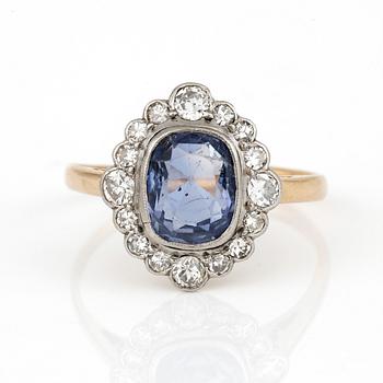RING, med kuddeslipad safir, ca 2,40 ct omgivs av gammalslipade diamanter, totalt ca 0,52 ct.