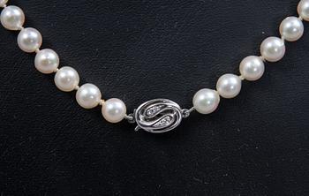 PÄRLCOLLIER, lås i vitguld med briljanter.