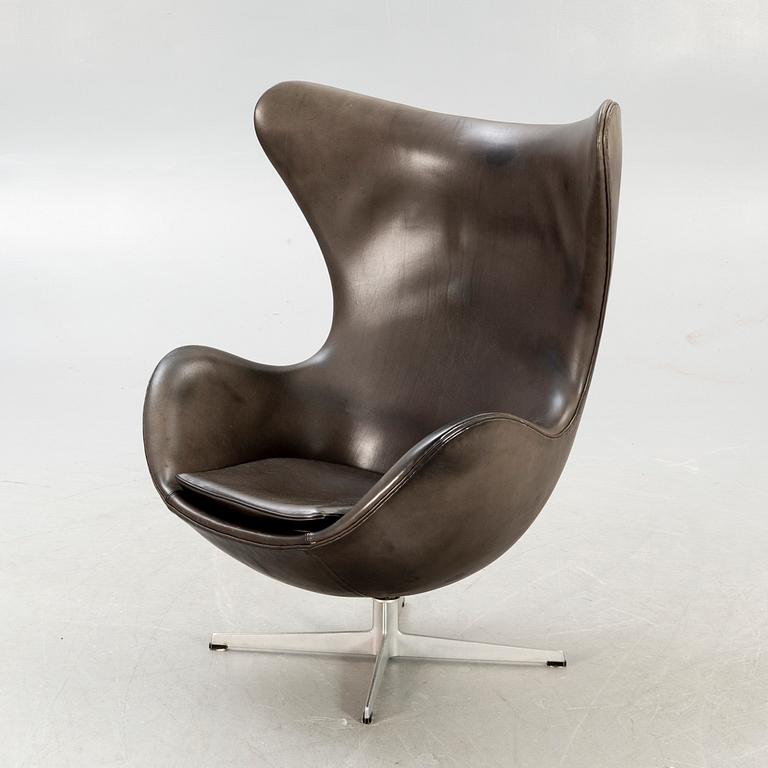 An Arne Jacobsen, aluminium and leather armchair, "Ägget" for Fritz Hansen designed in 1958.