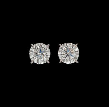 934. A pair of diamond, 1.01 cts and 1.01 cts. H/VS1, earrings.