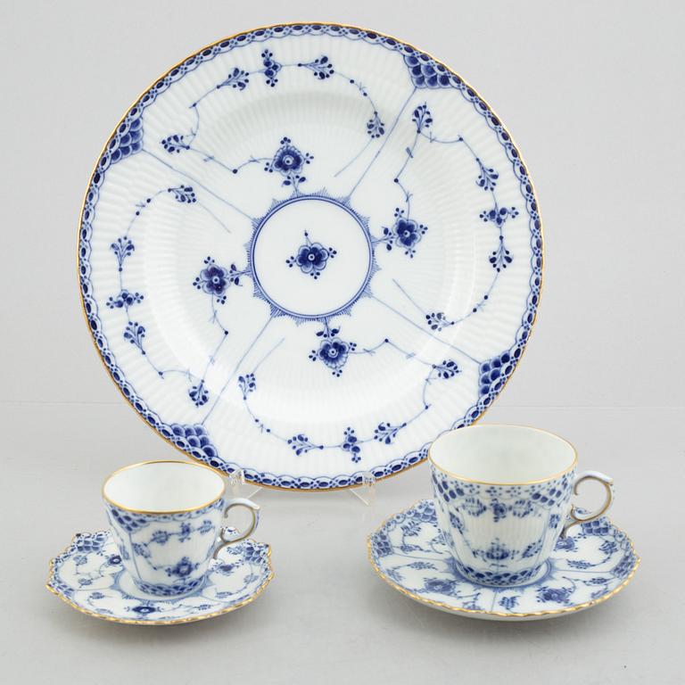 A plate, a coffeecup with saucer and a moca cup with saucer, "Blue Fluted half lace"/"Musselmalet", Royal Copenhagen.