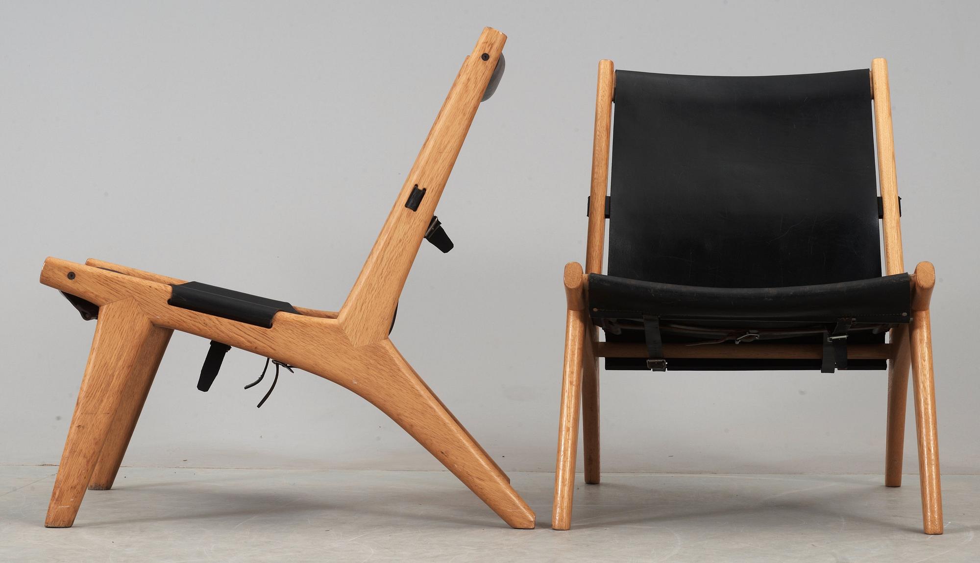 A pair of Östen Kristiansson oak and black leather lounge chairs 'Vilstol 204', Vittsjö, Sweden 1950's.