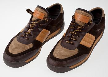 125. A pair of Louis Vuitton sneakers för men.