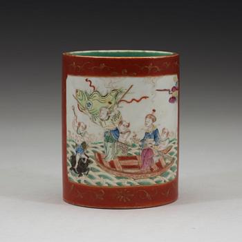 A famille rose brush pot, Qing dynasty, circa 1900.