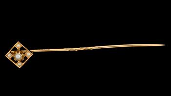 NÅL, 18 k guld med pärlor. Vikt ca 1 g.