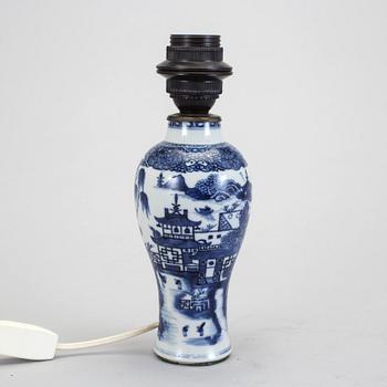 BORDSLAMPA. Porslin. Kina, Qianlong, 1736-95.