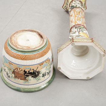 PIEDESTAL samt YTTERFODER, majolika och stengods, 1900-talets första hälft.