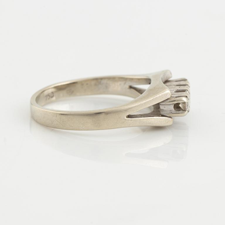Ring, 18K white gold and four brilliant-cut diamonds.
