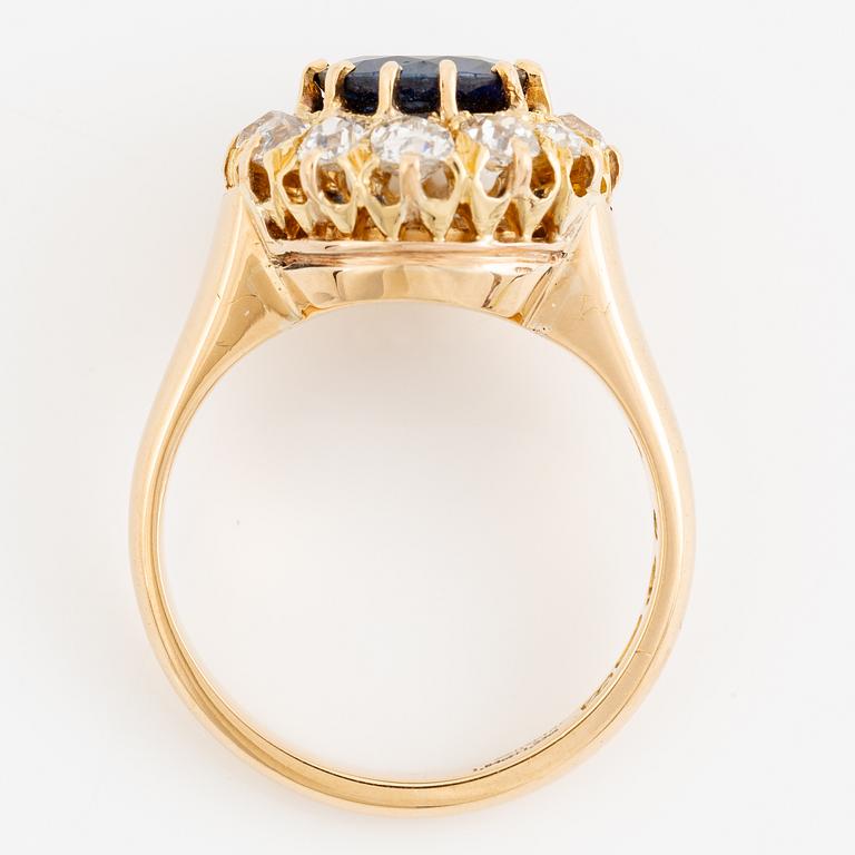 Ring carmosé, 18K guld med safir och gammalslipade diamanter.