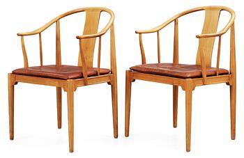 67. HANS J WEGNER, karmstolar "Kina-stolen", ett par, Fritz Hansen, Danmark 1966-67.
