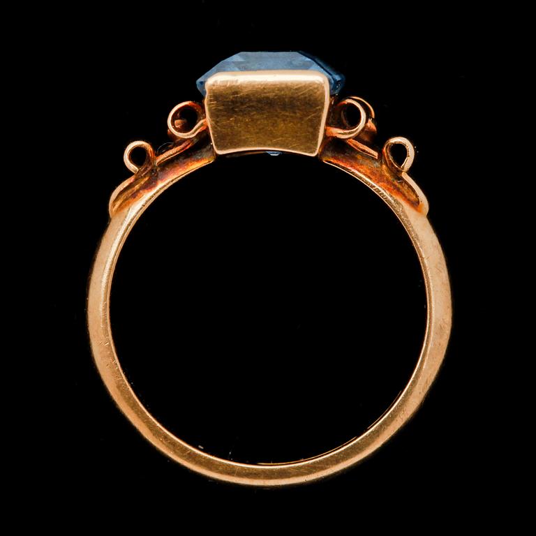 RING, 18k guld med fasettslipad blå glassten. Westberg & Gewers Ab, Malmö 1947. Vikt 5,4 g.