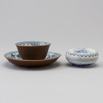 A blue and white box with cover and a tea cup with stand, Qing dynasty, 18th Century.