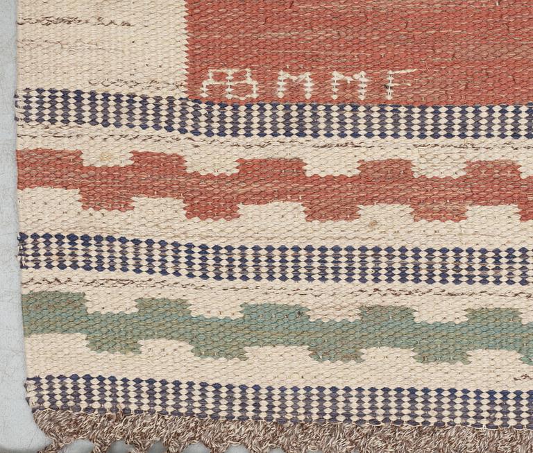 CARPET. "Vita Rutmattan". Rölakan (flat weave). 258 x 131,5 cm.  Signed AB MMF (AB Märta Måås-Fjetterström).