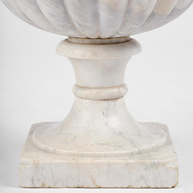 An Italian carrara marble urn, 19th century.