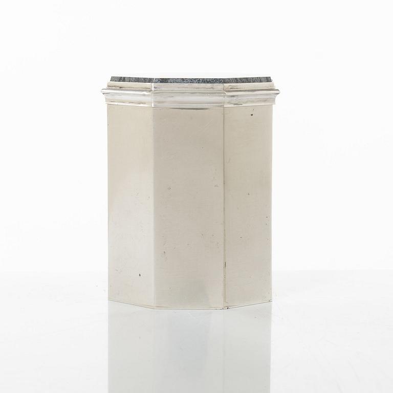 Atelier Borgila, burk med lock, sterling silver och järnmalm, Stockholm 1978.