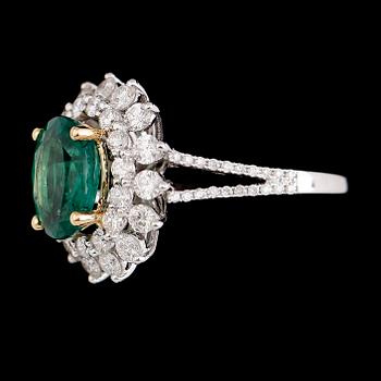 RING, 18 k guld, briljantslipade diamanter tot ca 1.32 ct, grön smaragd ca 2.30 ct.