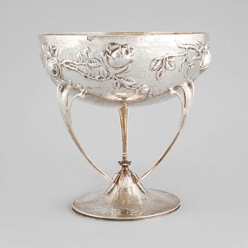 A english silver bowl by Elkington & Co, London,  early 20th century, weight 762 g.