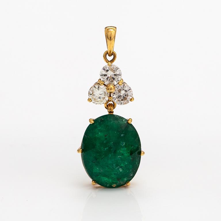An 18K gold pendant with an emerald and diamonds ca. 2.00 ct in total. AIG certificate.