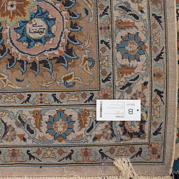 A carpet, Old Kashan, ca 521 x 364 cm.