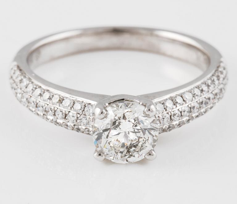 RING, 18K vitguld med briljantslipad diamant ca 1.01 ct samt små diamanter ca 0.37 ct. Vikt 4,3 gram.
