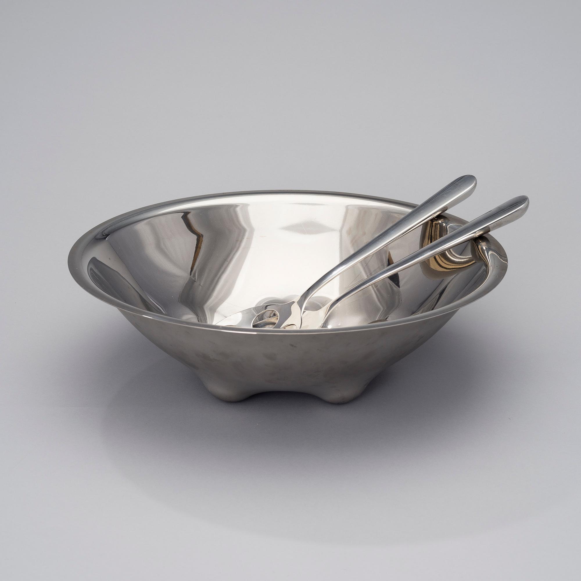 A STAINLESS STEEL SALAD BOWL AND CUTLERY BY STEFAN LINDFORS, Hackman, the late 20th century.