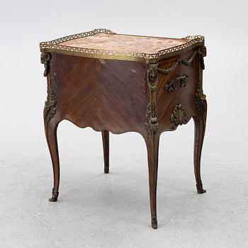 Skåp, Louis XV-stil, omkring år 1900.