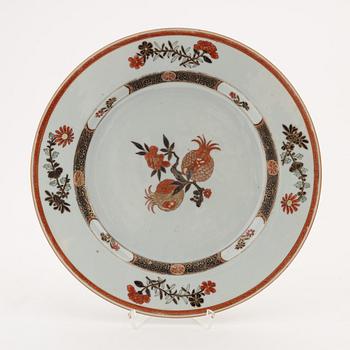 A iron red and gold decorated serving dish, Qing dynasty, Qianlong (1736-95).