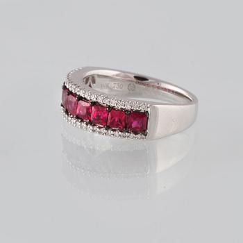 RING, 18K vitguld med briljantslipade diamanter 0.22 ct samt carréslipade rubiner 1.67. Vikt 6,6 gram.