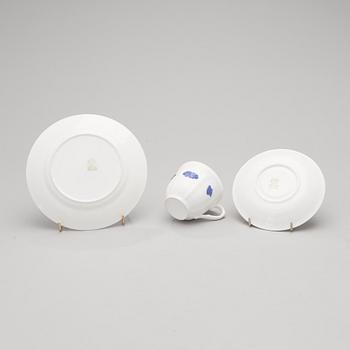 A 43-piece porcelain dinnerware set, "Blå blom", Gustavsberg.