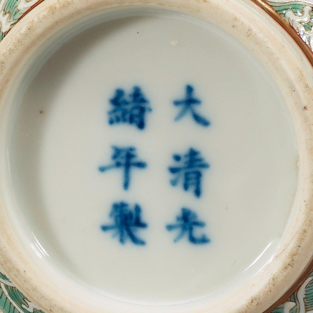 VASER, ett par, porslin. Republik (1912-49) med Guangxu respektive Qianlong sex karaktärers märke.