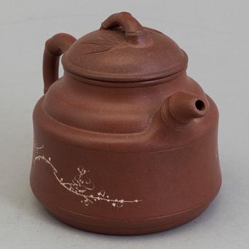 A Chinese yixing teapot with cover, 1960/70s.