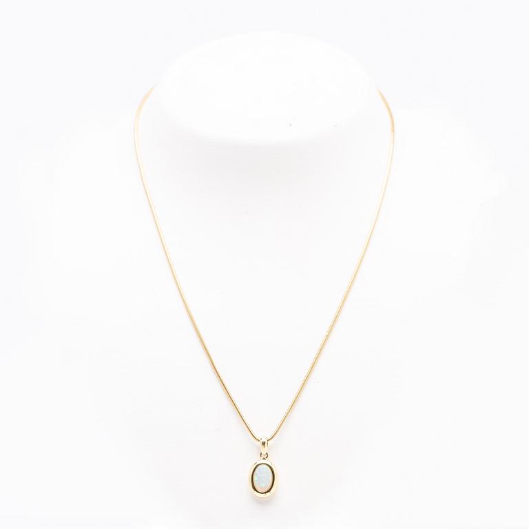 Necklace, 18k gold with opal.