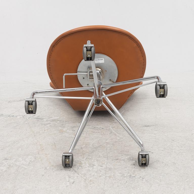 Arne Jacobsen, a model 'Seven' desk chair, Fritz Hansen, Denmark 2004.