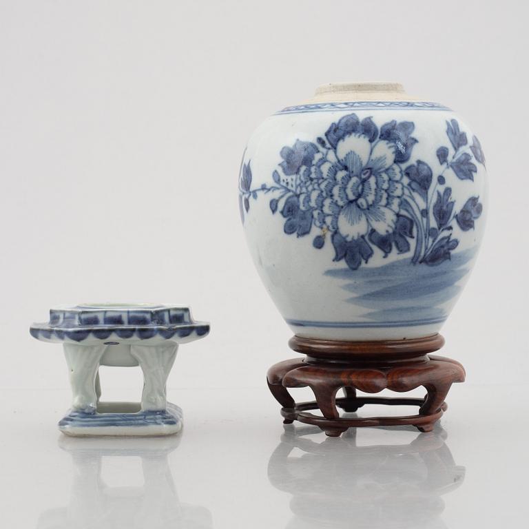 Six pieces of Chinese porcelain, Qing dynasty, 18th-19th century.