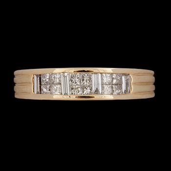 RING, 18k guld med baguett- och princesslipade diamanter tot ca1,25ct. Totalvikt 6,2g.