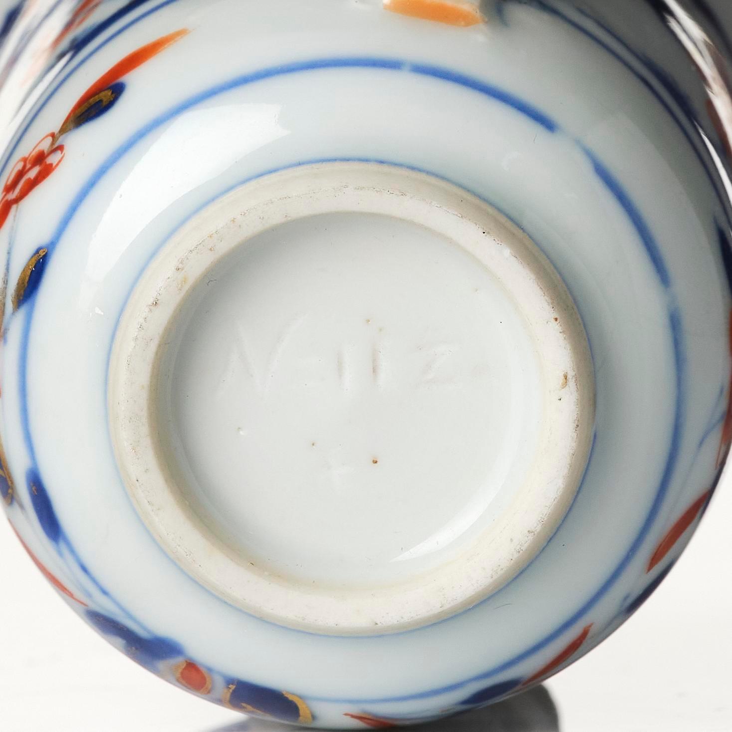 A set of two imari cups and a tea caddy, Qing dynasty, Kangxi (1662-1722). The tea cups with Johanneum mark.