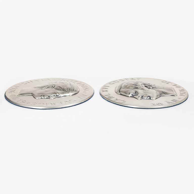 Relief, a pair, silver 999/1000, numbered 456 and 457/3000, Lagerströms Silver AB, Norrtälje 1976.