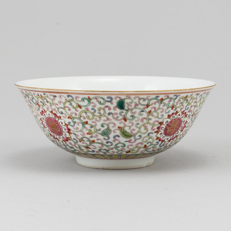 A Chinese famille rose bowl, early 20th century.