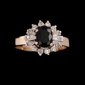 RING, 18k guld med fasettslipad blå safir samt 14 briljantslipade diamanter, vikt 3 g.