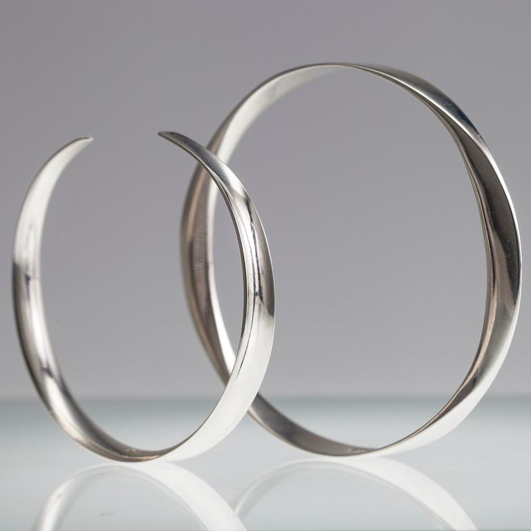ARMRINGAR 2 st, silver, E. Granit 1962 samt med utländska stämplar. Vikt 32,7 cm.