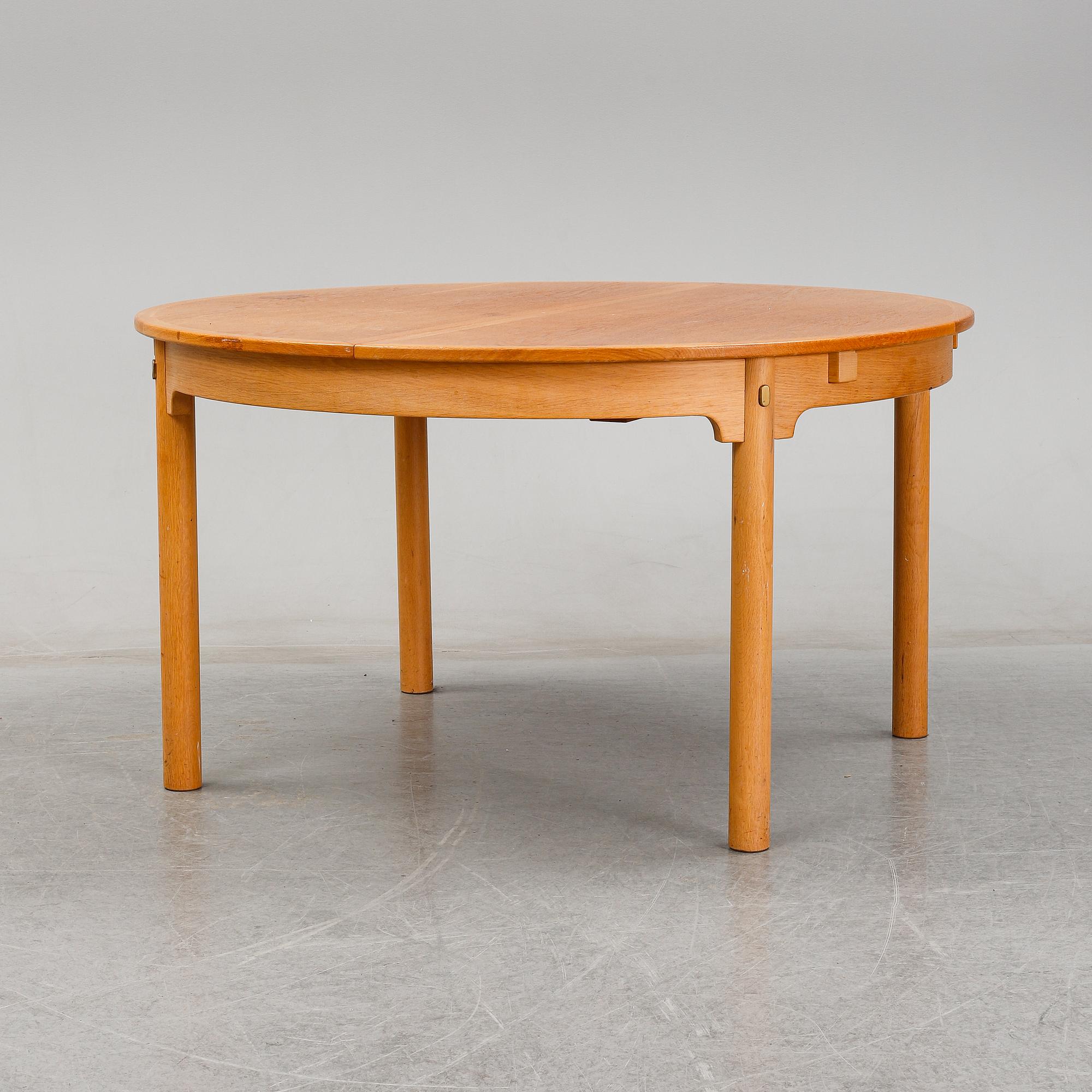 A 'Öresund' oak veneered dining table by Børge Mogensen, Karl Andersson & Söner. 2 foldable leaves included.