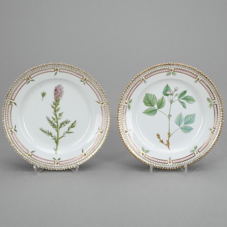 ASSIETTER, 4 stycken, porslin, modell "3573", "Flora Danica", Royal Copenhagen.