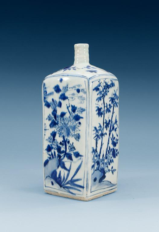 A blue and white bottle, Ming dynasty, Wanli (1573-1613).