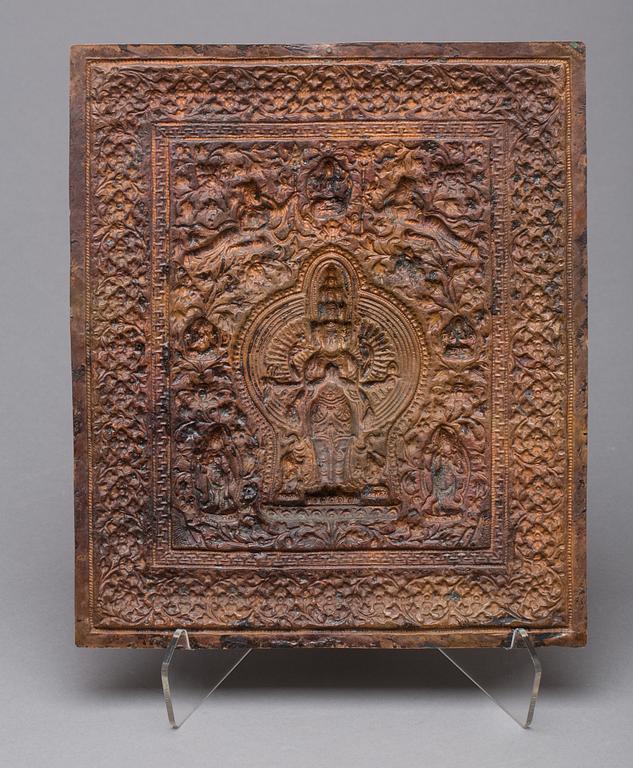 RELIEF I REPOUSSÉ "AVALOKITESHVARA", lackad koppar,  orientalisk.