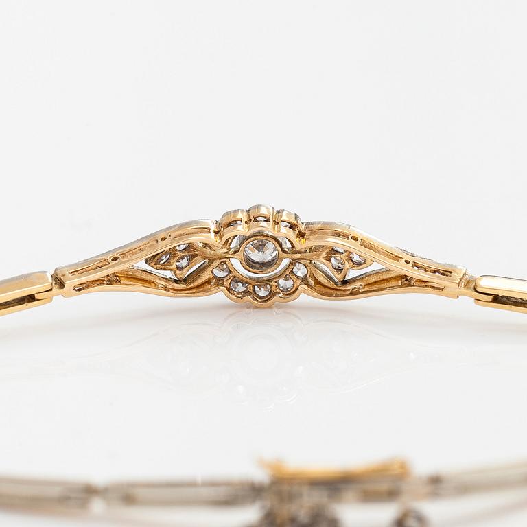 Rannekoru, 18K kultaa timantteja yhteensä noin 0.50 ct. Suomalaiset leimat.
