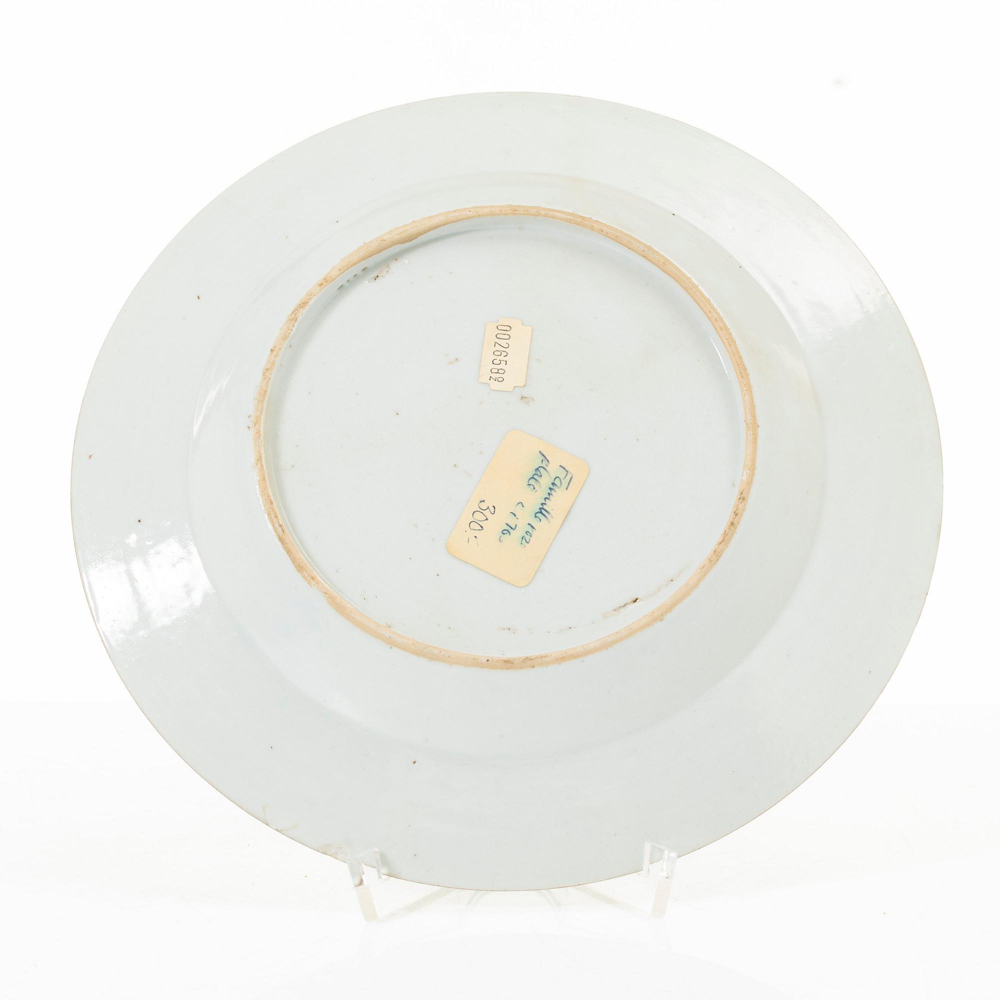 Tallrikar, tre stycken, porslin. Qingdynastin, 1700-tal.