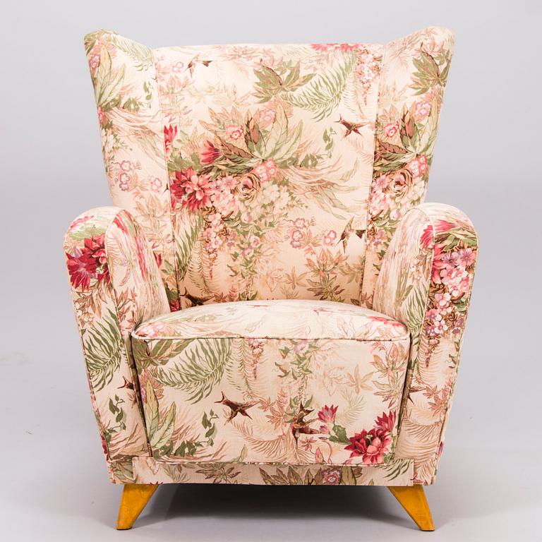A mid-20th-century armchair.