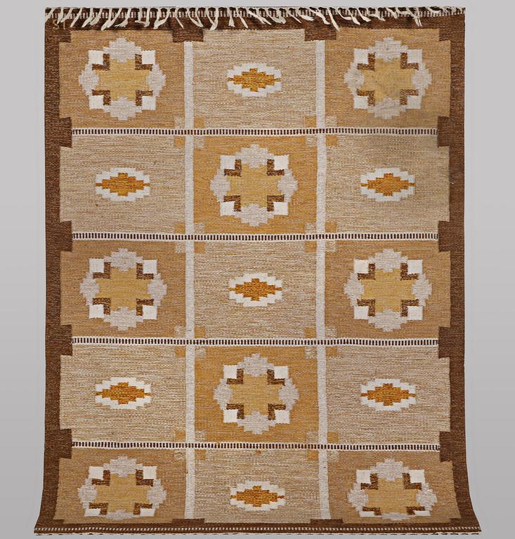 Ingegerd silow, a flat weave carpet, signed IS, ca 228 x 167 cm.