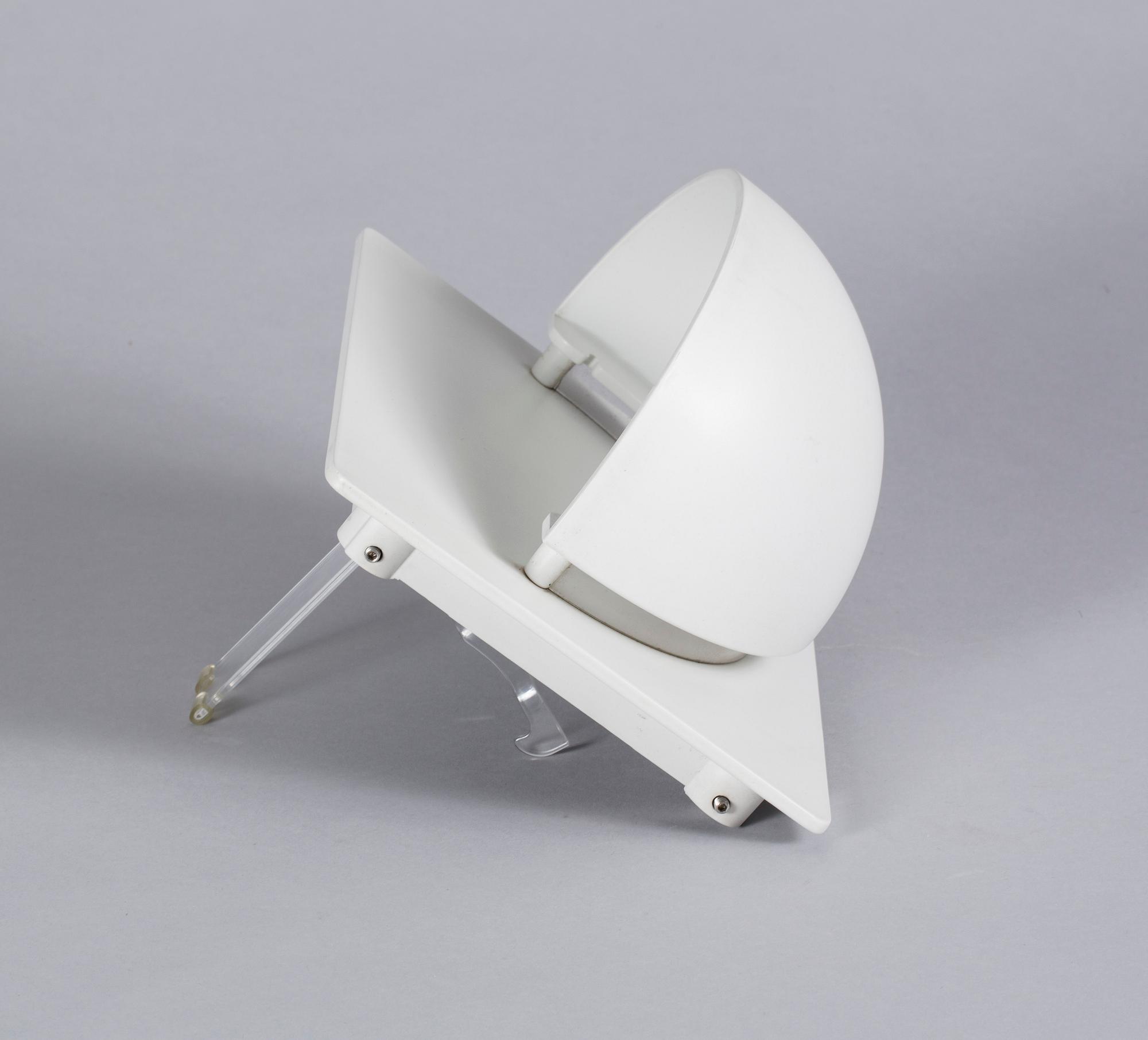 VÄGGLAMPA, Alfred Homann för Louis Poulsen, formgiven 1981.